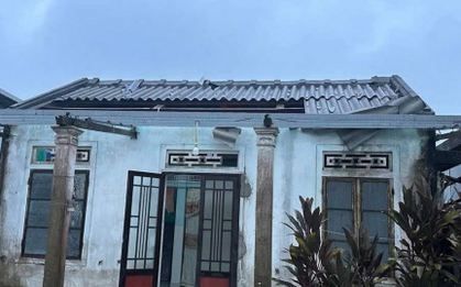 Bão Bualoi chưa đổ bộ, lốc xoáy đã cuốn bay hơn 70 mái nhà ở Huế