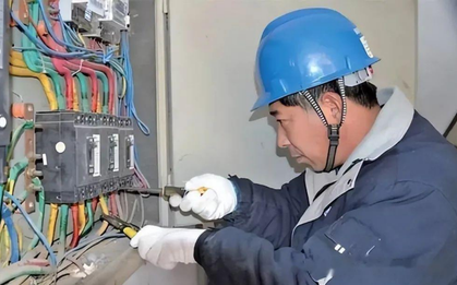 Công ty nhận hóa đơn tiền điện hơn 148 triệu đồng/tháng, giám đốc gọi thợ đến kiểm tra công tơ thì được thông báo: “Có dấu hiệu bị can thiệp”