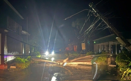 Cột điện gãy la liệt, mái tôn bay tứ tán, Hà Tĩnh - Quảng Trị ngổn ngang sau bão