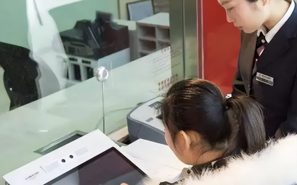 Người phụ nữ rút 3,3 tỷ đồng từ tài khoản của chính mình nhưng nhân viên ngân hàng lại báo công an: “Chị đã phạm pháp”