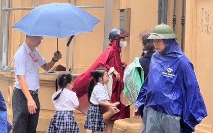 Nhiều trường tại Hà Nội cho học sinh nghỉ sớm vì lo mưa ngập