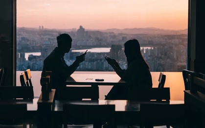 Những "độc cô cầu bại" chịu chi: Thuê bảng quảng cáo trên cao tốc, ném tiền vào billboard ở Quảng trường Thời Đại, tổ chức đấu giá hẹn hò… để tìm tình yêu