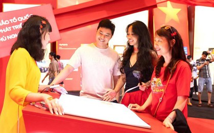 Gen Z nô nức check-in tại triển lãm “95 năm Cờ Đảng soi đường”: Khi lịch sử “chạm” tới trái tim người trẻ