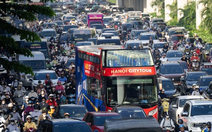 Mệt mỏi, chùn chân giữa biển ùn tắc ngày đầu đi làm trở lại sau kỳ nghỉ lễ 2/9