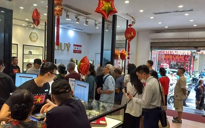 Hết chờ đợi mua vàng, lại đến xếp hàng mua bạc