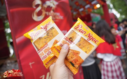 Những chiếc bánh nhỏ, niềm vui lớn: Bảo Ngọc cùng Booth Fandom Yêu Nước tiếp sức cho dòng người ngày Quốc khánh