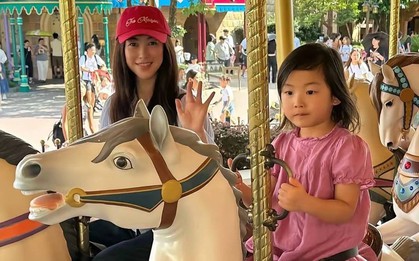 Con gái Chu Châu lộ diện với vẻ đáng yêu khó cưỡng, mẹ trẻ trung hết nấc