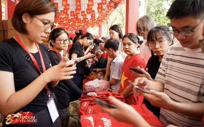 Nắng mưa cũng không thể cản bước tinh thần “Yêu Nước” tại booth Hồ Gươm