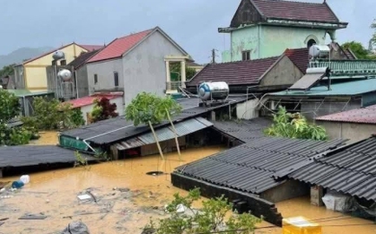 Lũ dâng tận nóc nhà, quốc lộ mênh mông nước, dân sơ tán trong đêm sau bão Bualoi