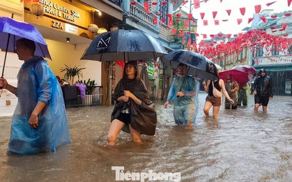 Hà Nội mưa lớn, phố cổ thành sông, khách Tây bì bõm lội giữa dòng nước