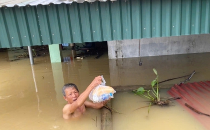 Nước lũ nhấn chìm tài sản, người dân Thanh Hóa nghẹn ngào lo cảnh trắng tay