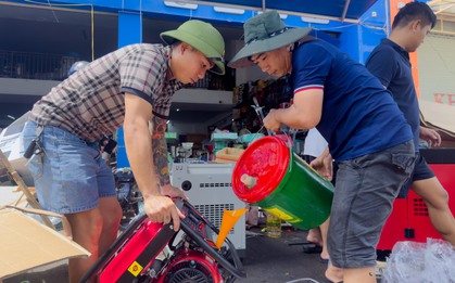 Cảnh tượng lạ sau bão số 10: Một món đồ bất ngờ "cháy hàng", người dân xếp hàng từ 5h sáng vẫn chưa mua được