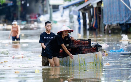 Tiểu thương chợ lớn nhất Nghệ An nhặt từng cọng rau trong dòng nước lũ, giữ lấy bữa cơm ngày mai