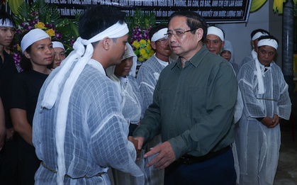 Thủ tướng viếng nạn nhân tử vong trong vụ lốc xoáy kinh hoàng ở Ninh Bình