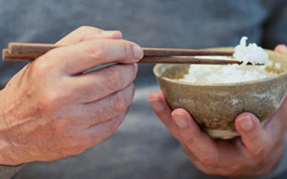 Cách nhai đúng cách sau tuổi 50