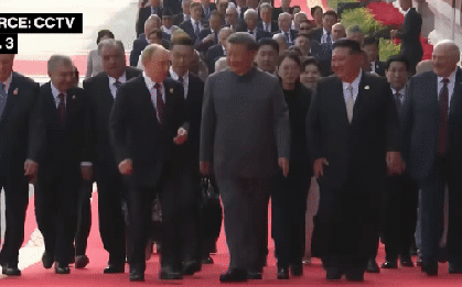 Đài CCTV bắt trọn khoảnh khắc ông Putin và ông Tập bàn chuyện 'sống 150 tuổi' trên thảm đỏ lễ duyệt binh
