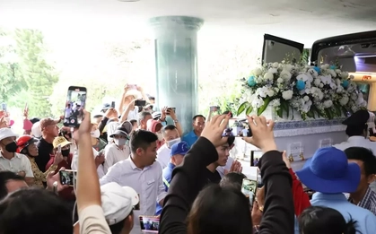 YouTuber vây quanh nơi hỏa táng Ngọc Trinh, người nhà cầu xin