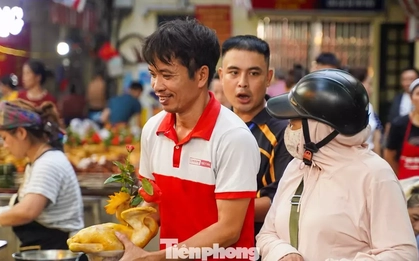 Chợ “nhà giàu” Hà Nội sáng Rằm tháng 7: Gà ngậm hoa hồng giá nửa triệu đồng một con