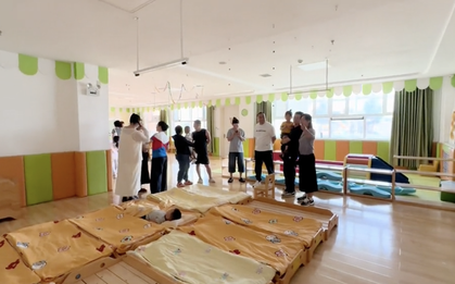 Con ngày đầu đi học mầm non mà thế này thì phụ huynh tha hồ yên tâm!