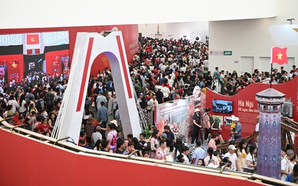 Hot nhất cuối tuần này: Trung tâm triển lãm quốc gia tiếp tục hút khách đông nghịt như đang nghỉ lễ