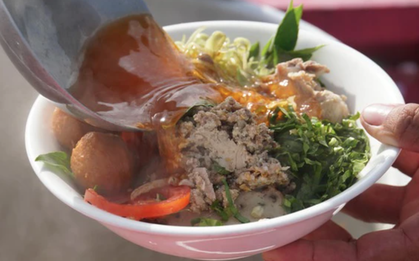 Vua đầu bếp Anh khám phá món ăn Việt Nam, nếm thử 1 thìa đã thốt lên: "Ngon quá… Tôi thích nó!"