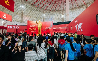 Biết ơn và tự hào: Người trẻ ngập tràn cảm xúc khi trải nghiệm triển lãm “95 năm Cờ Đảng soi đường”