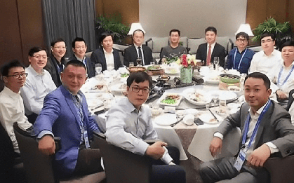 Đi họp lớp, người có chức vụ cao ngồi riêng, tôi được xếp với nhóm còn lại: Về nhà nhận được tin nhắn thề không bao giờ quên