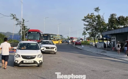 Xôn xao việc hàng trăm khách bị từ chối lên phà rời đảo Cát Bà