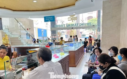Khuyến cáo việc người dân xếp hàng mua vàng