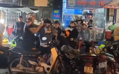 10 thanh niên "hổ báo" xông vào đánh tới tấp đôi nam nữ giữa phố ở TP.HCM