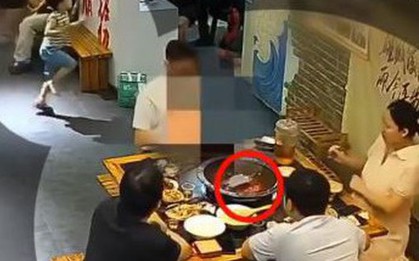Đang xì xụp ngồi ăn lẩu, khách hàng bỗng được 1 bé trai "tặng" nguyên chiếc dép vào giữa nồi lẩu sôi sùng sục