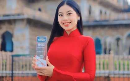 Quán quân Gương mặt truyền hình 2025 dẫn tiếng Anh lưu loát cho cuộc thi sắc đẹp tại Ấn Độ