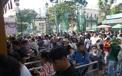 Dòng người đông nghịt đổ về Thảo Cầm Viên, Suối Tiên ngày đầu năm