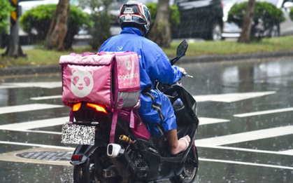 Shipper bị đánh giá 1 sao, cách phản ứng khiến tất cả bật khóc