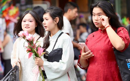 Người Hà Nội đổ về Hồ Gươm, diện áo dài chụp ảnh trong ngày đầu năm mới