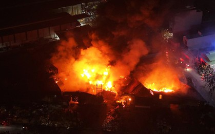 Khói lửa cuồn cuộn bao trùm xưởng gỗ gần ga Lạc Đạo, Hưng Yên