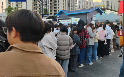 Cảnh tượng lạ lùng: Cả khu phố dùng chung một 1 QR thanh toán, khách kéo đến nườm nượp nhưng tiền không về tài khoản chủ quán