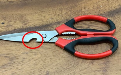 90% người mù tịt về công dụng của chiếc lỗ khuyết trên kéo