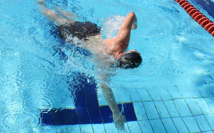 Bé trai 12 tuổi đeo 2 phao vẫn tử vong vì đuối nước tại bể bơi sâu 100cm