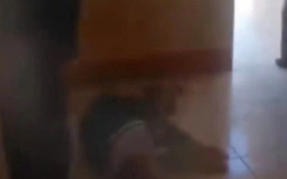 Xôn xao clip nữ sinh lớp 6 bị bạn đánh gục tại lớp học