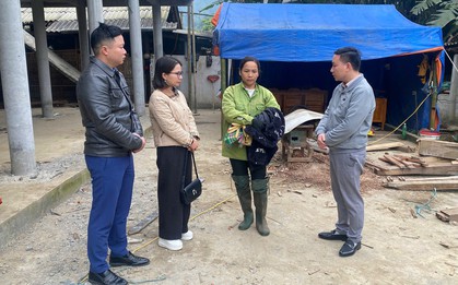 Nữ sinh lớp 6 bị đánh ngã sõng soài trong phòng học