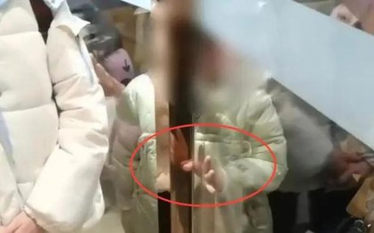 Bé gái khóc thét vì kẹt ngón tay vào cửa siêu thị suốt nửa tiếng nhưng nhân viên nhất quyết không giải cứu: Lý do gây phẫn nộ