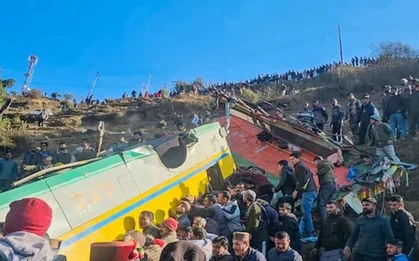 Xe khách rơi xuống vực ở Ấn Độ, 14 người thiệt mạng