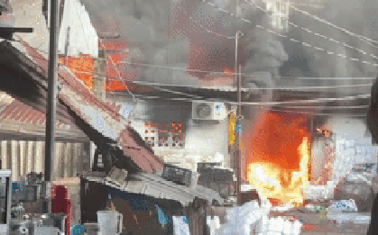 Cháy lớn nhà dân phía sau lưng chợ Bình Trưng, TPHCM