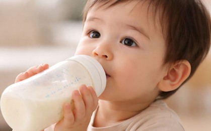 6 dấu hiệu bất thường sau khi trẻ uống sữa bột, bố mẹ cần đưa ngay tới bệnh viện