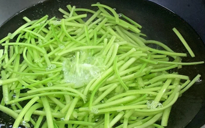 Đừng chỉ ăn củ, lá loại cây này quý như "nhân sâm người nghèo", hễ ra chợ là thấy