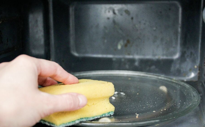 Lò vi sóng sạch bong sáng bóng khi được vệ sinh bằng thứ này: Vừa tự nhiên lại thơm tuyệt vời