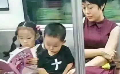 2 gia đình có 2 con trên tàu điện ngầm: Khoảng cách không nằm ở tiền bạc, mà ở cách dạy con