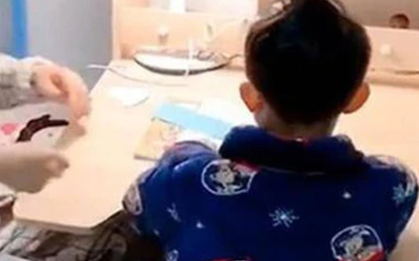 Mỗi lần nghe tiếng xe bố về, con trai tôi lại có hành động khiến tôi đau thắt lòng