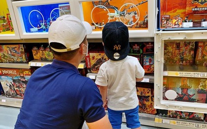 Con nhất quyết đòi bố bế khi đi siêu thị nhưng bị từ chối, câu nói tiếp theo của cậu bé khiến người bố "tỉnh ngộ"